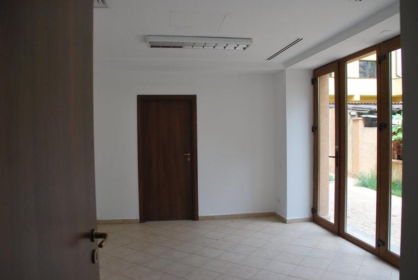 Casă cu 8 camere cu Teren 250 Mp în 1 Mai