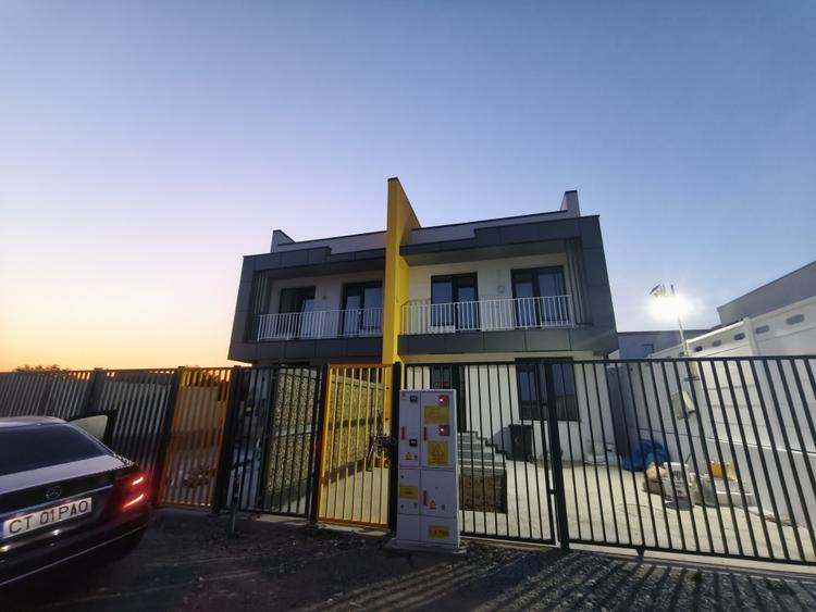 Duplex cu 4 camere cu Canalizare în Nord