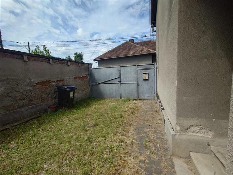 Casă individuală cu 5 camere cu Teren 605 Mp în Exterior Est