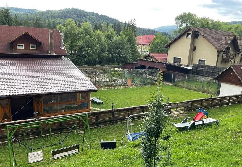 Casă individuală cu 9 camere cu Canalizare în Brădet