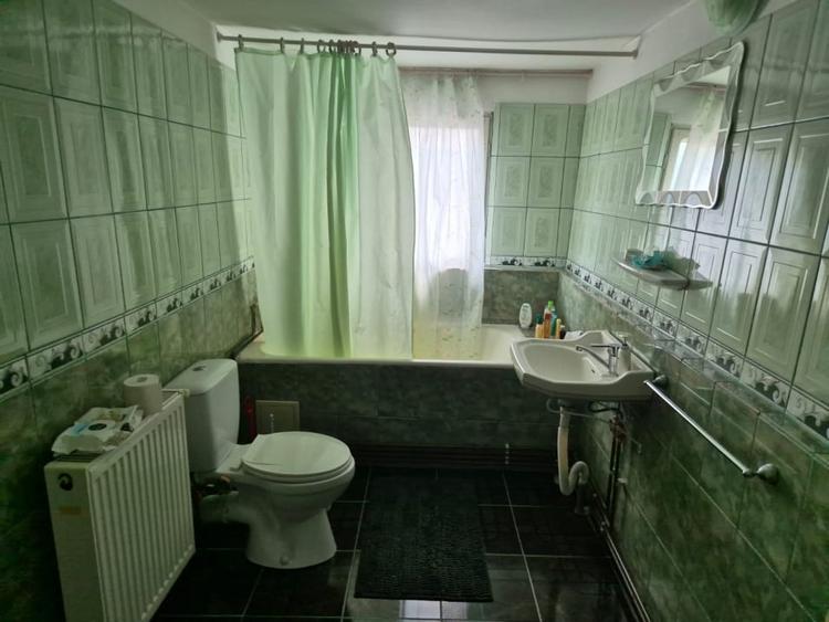 Casă individuală cu 5 camere cu Canalizare în 1 Decembrie