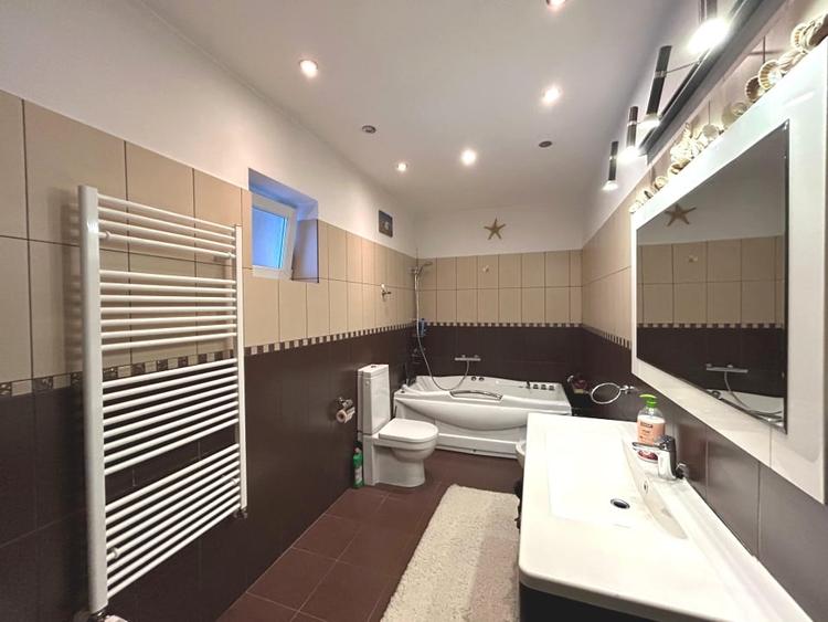 Casă individuală cu 7 camere cu Canalizare în Pâclișa