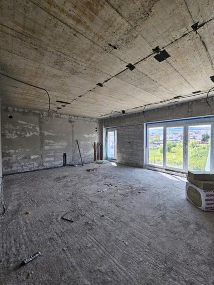 Apartament cu 3 camere decomandat în Europa