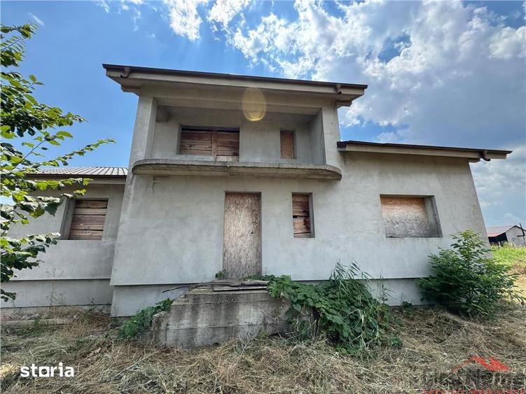 Casă cu 5 camere cu Teren 694 Mp în Golești