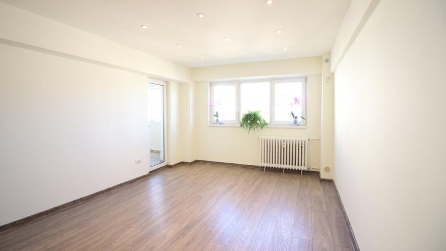 Apartament cu 3 camere decomandat în P-ța Romană