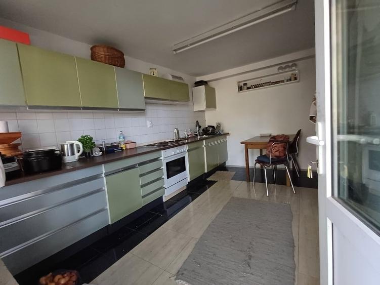 Casă individuală cu 11 camere cu Canalizare în Central