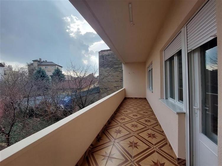 Apartament cu 5 camere semidecomandat, mobilat în Central