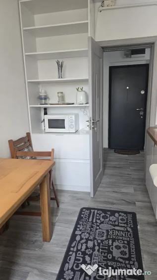 Apartament cu 3 camere semidecomandat în Titan