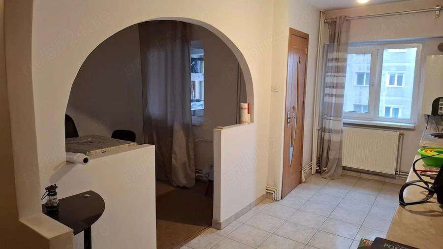 Apartament cu 4 camere decomandat în Petros