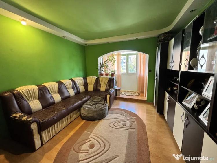 Apartament cu 3 camere semidecomandat în Craiovița Nouă