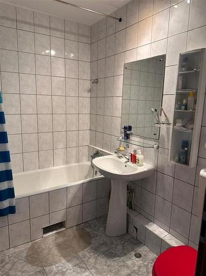 Apartament cu 4 camere semidecomandat în Berceni