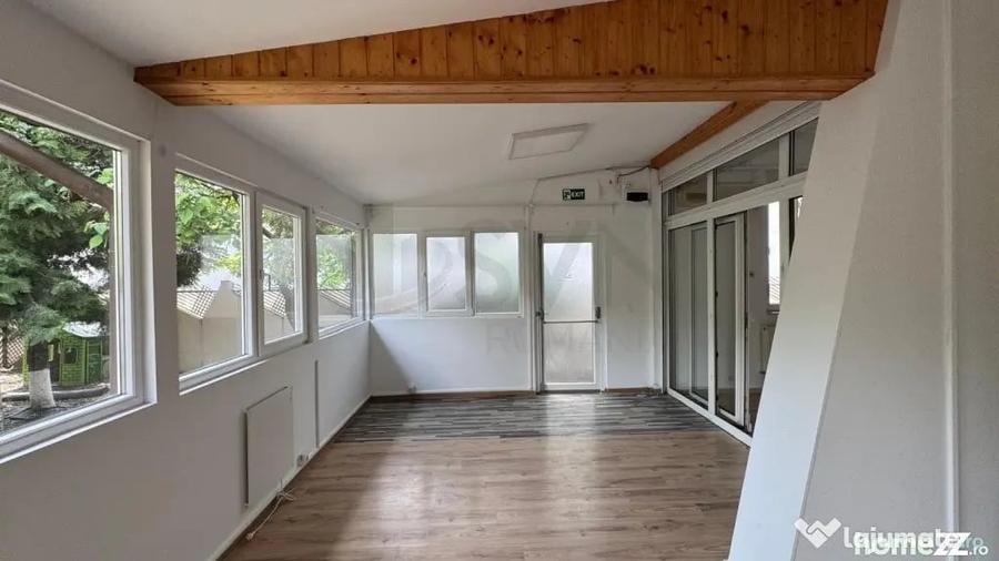 Casă cu 10 camere cu Teren 402 Mp în Lacul Tei