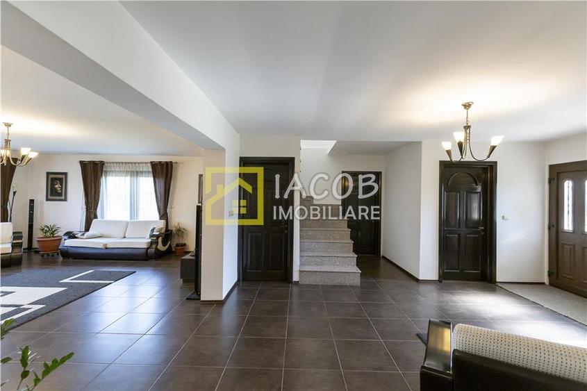 Casă individuală cu 6 camere cu Teren 952 Mp în Săucești