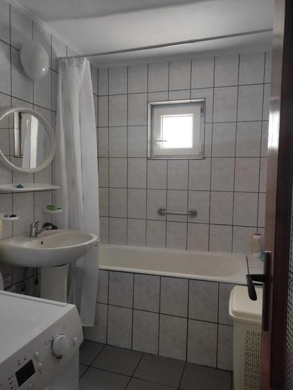 Apartament cu 3 camere decomandat în Exterior Vest