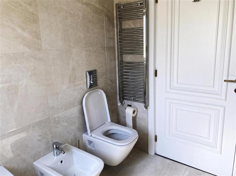 Apartament cu 3 camere decomandat, mobilat în Burdujeni
