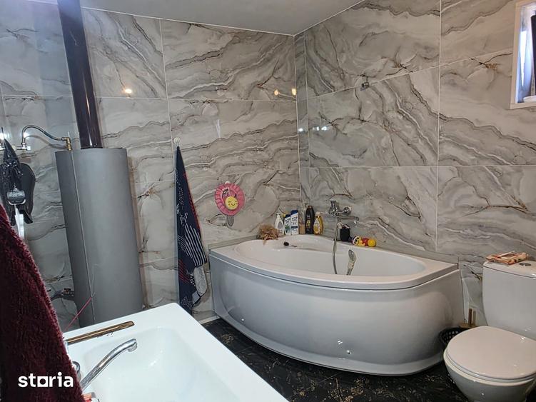 Casă cu 6 camere cu Teren 640 Mp în Davidești