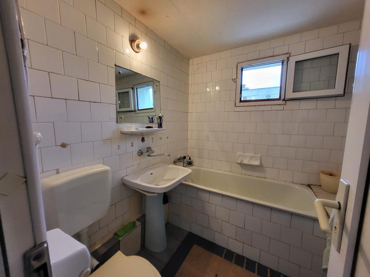 Apartament cu 3 camere semidecomandat în Colentina