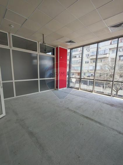 Birou, de 450 mp, în Central