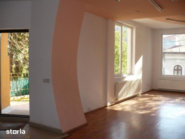 Casă cu 9 camere cu Teren 300 Mp în Iancului