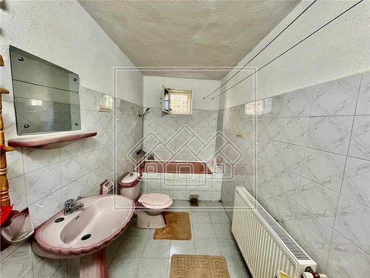 Casă individuală cu 4 camere cu Canalizare în Gușterița