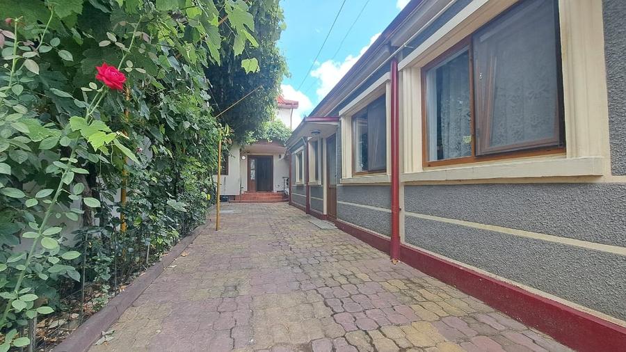 Casă individuală cu 5 camere cu Canalizare în Plantelor