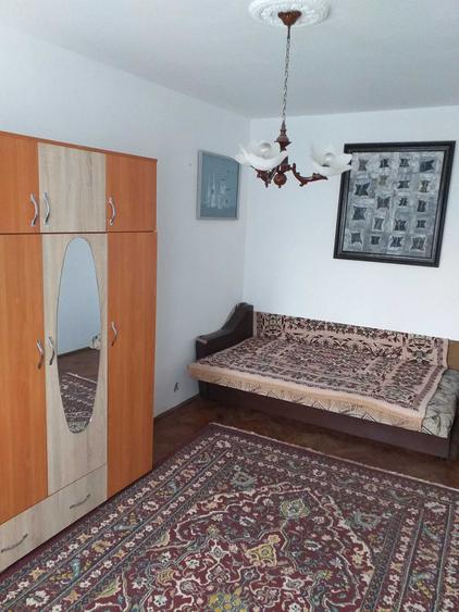 Apartament cu 2 camere semidecomandat în Podu Roș