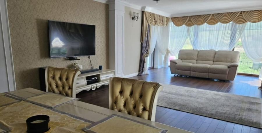 Casă individuală cu 7 camere cu Canalizare în Bucium