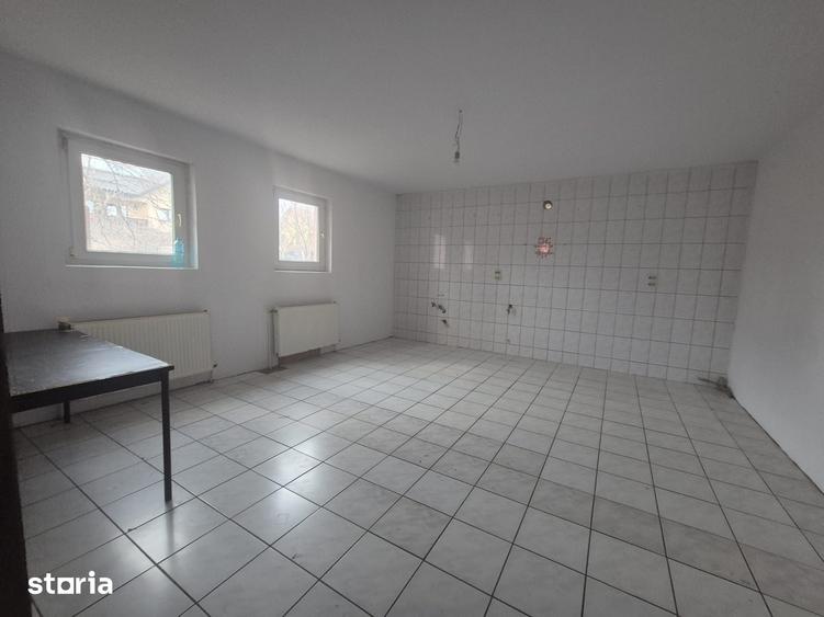 Casă cu 6 camere cu Teren 1000 Mp în Șcheia