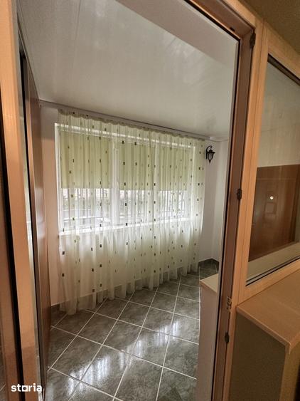 Apartament cu 3 camere semidecomandat, mobilat în Orizont