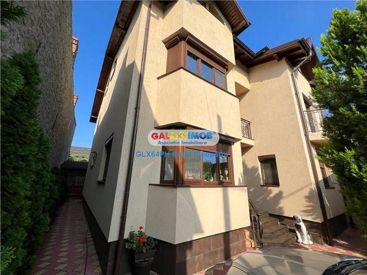 Casă cu 5 camere cu Garaj în Central