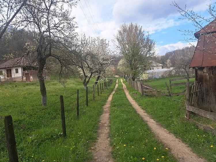 Teren de 1860 mp, în Curăturile