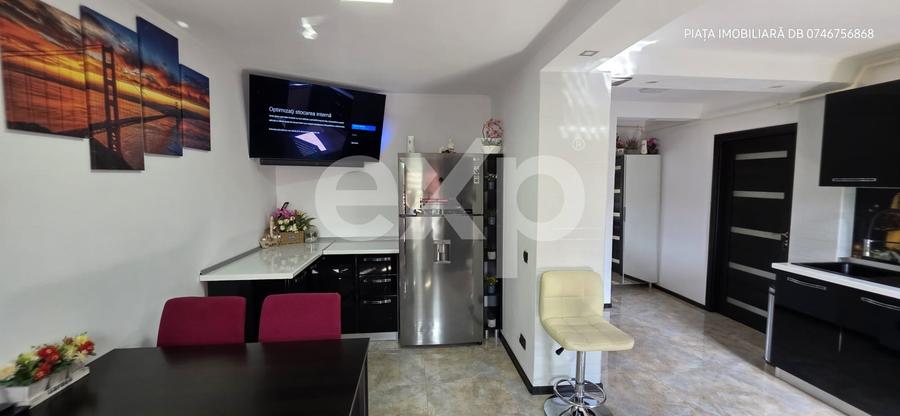 Apartament cu 3 camere semidecomandat, mobilat în Micro 9