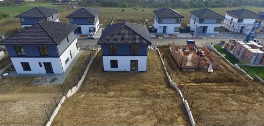 Casă individuală cu 5 camere cu Canalizare în Corușu