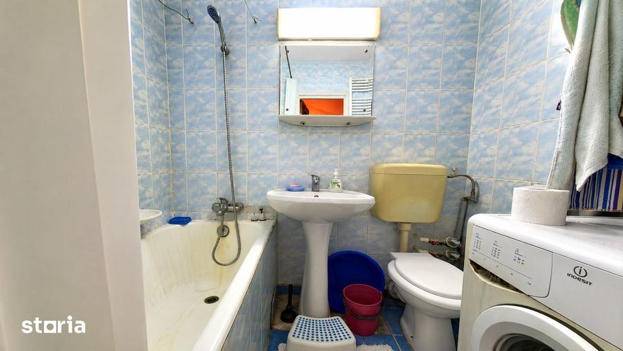 Apartament cu 3 camere semidecomandat în Berceni