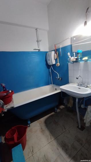 Apartament cu 3 camere semidecomandat în Lupeni