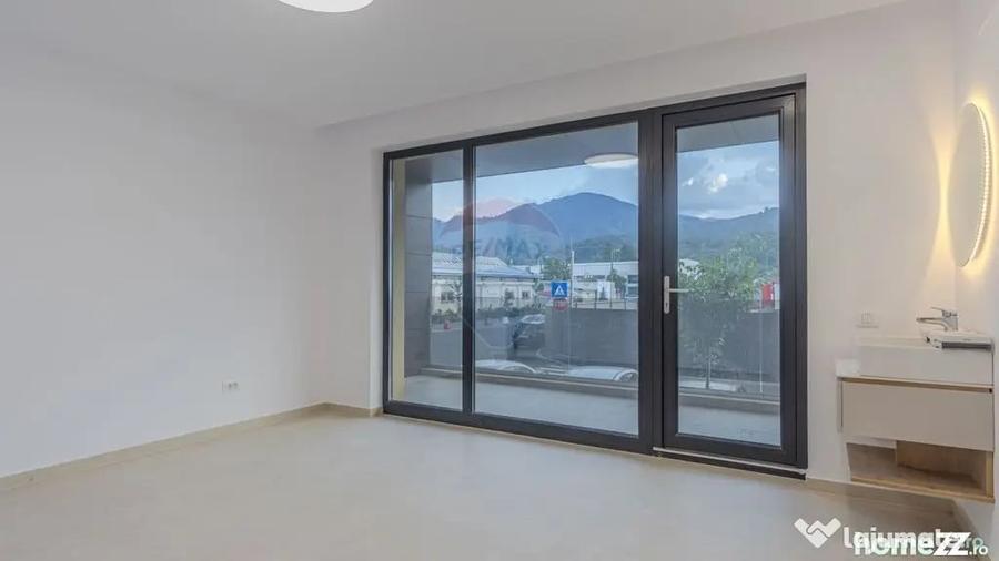 Apartament cu 9 camere decomandat în Astra