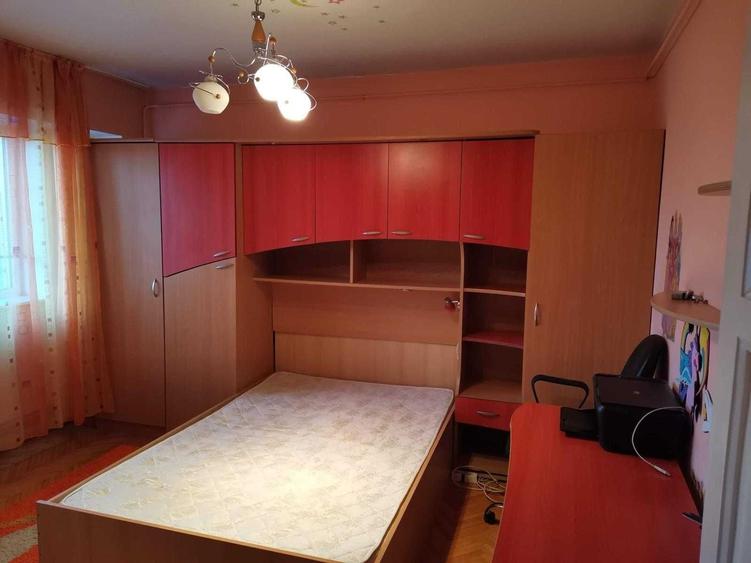 Apartament cu 3 camere decomandat în Exterior Vest
