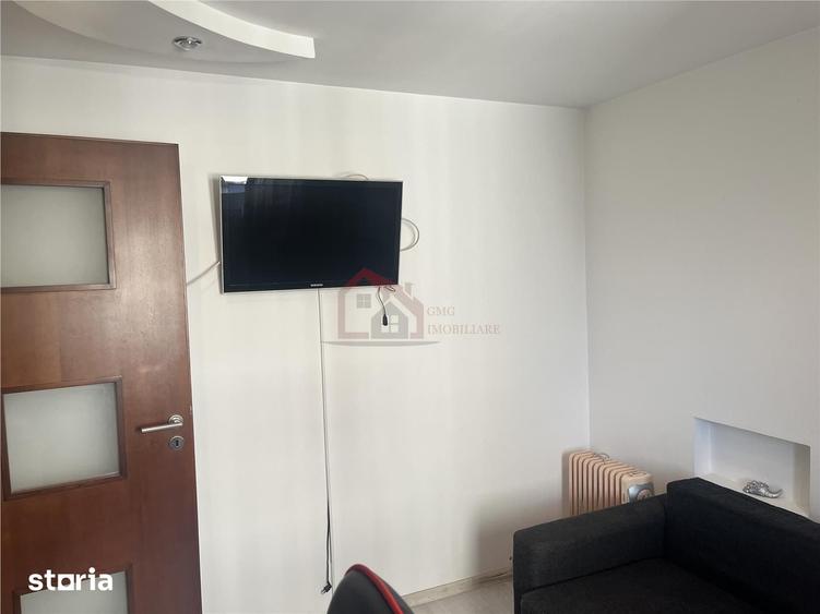 Apartament cu 3 camere semidecomandat în Tei