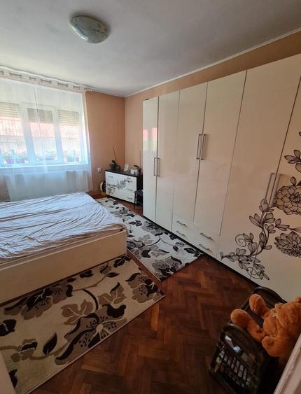 Casă cu 4 camere decomandat în Central