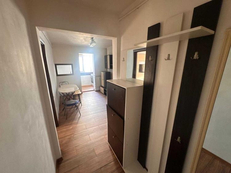 Apartament cu 2 camere semidecomandat în Craiovița Nouă