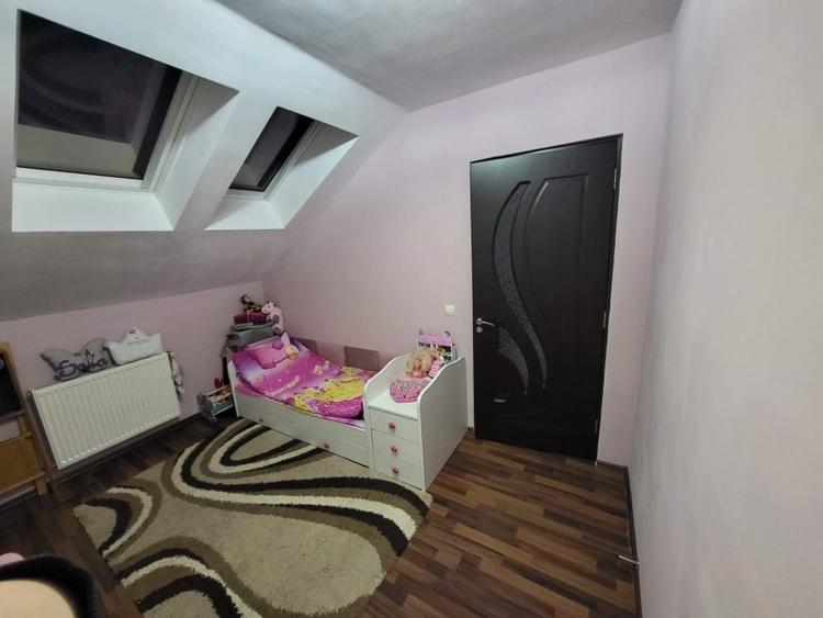 Apartament cu 3 camere semidecomandat, mobilat în Florești