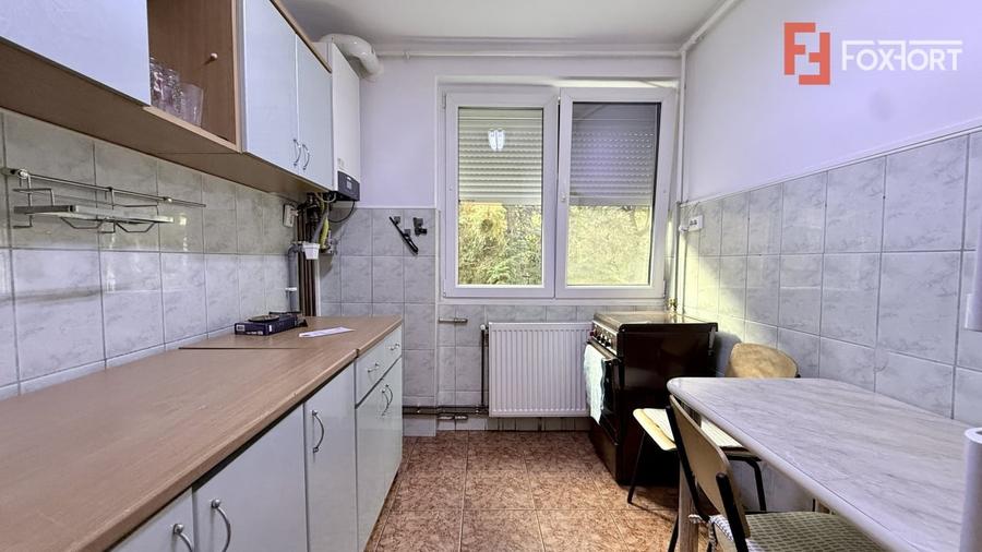 Apartament cu 3 camere semidecomandat, mobilat în Take Ionescu