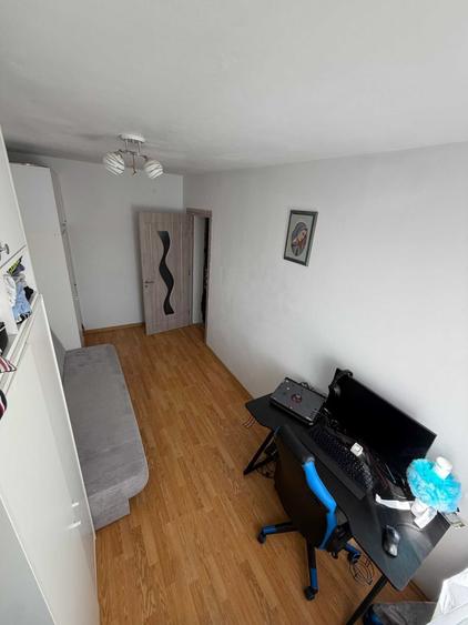 Apartament cu 3 camere semidecomandat în Central