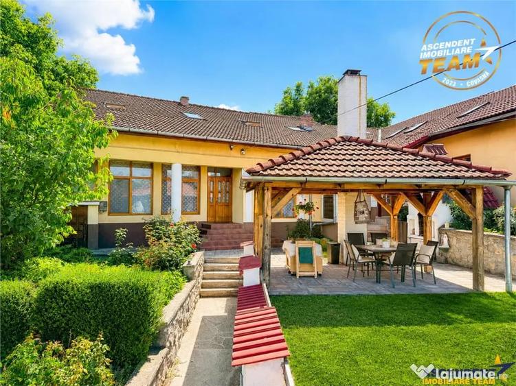 Casă cu 7 camere cu Teren 547 Mp în Central