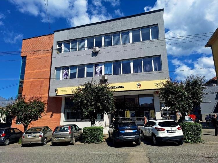 Spațiu comercial, de 150 mp, în Petros