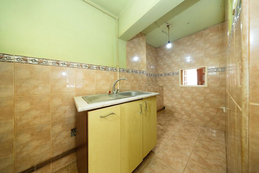 Casă individuală cu 10 camere cu Canalizare în Central