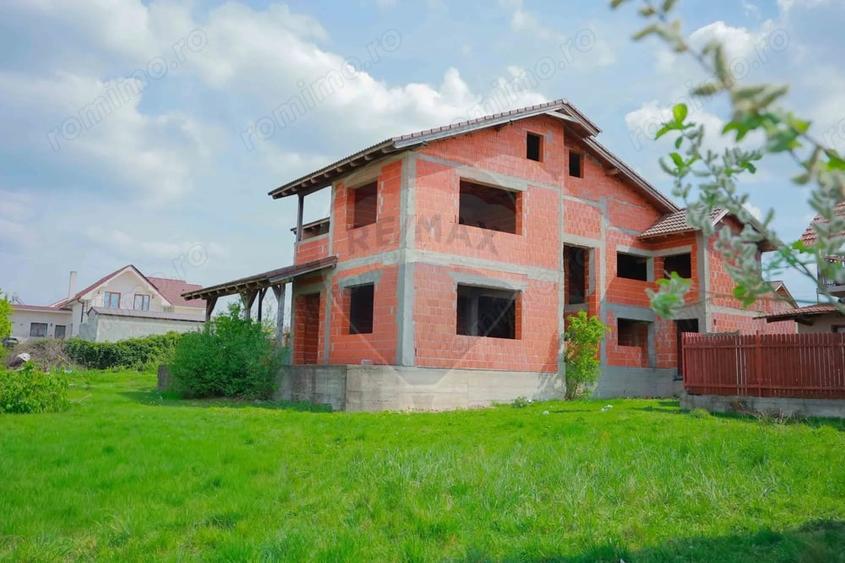 Casă cu Teren 1013 Mp în Cordău