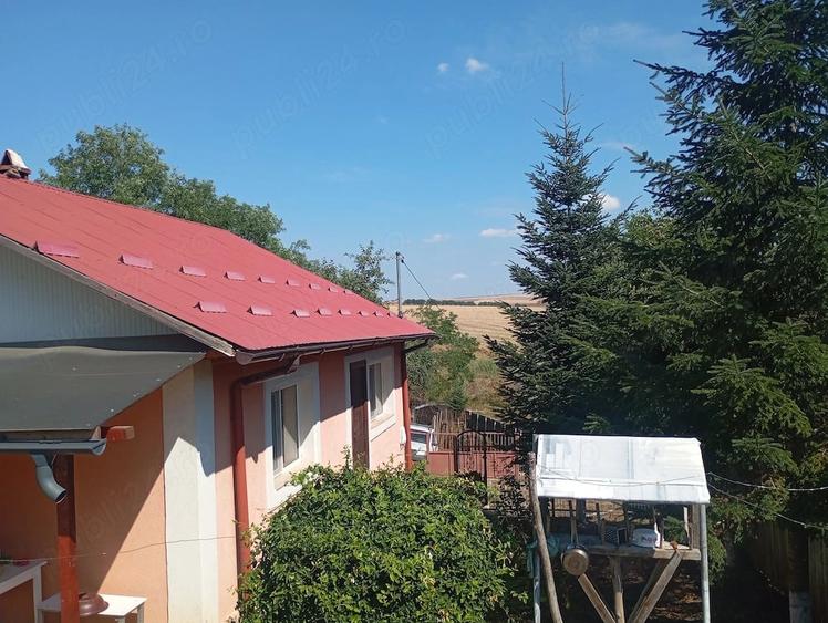 Casă cu 3 camere cu Teren 2500 Mp în Rebricea