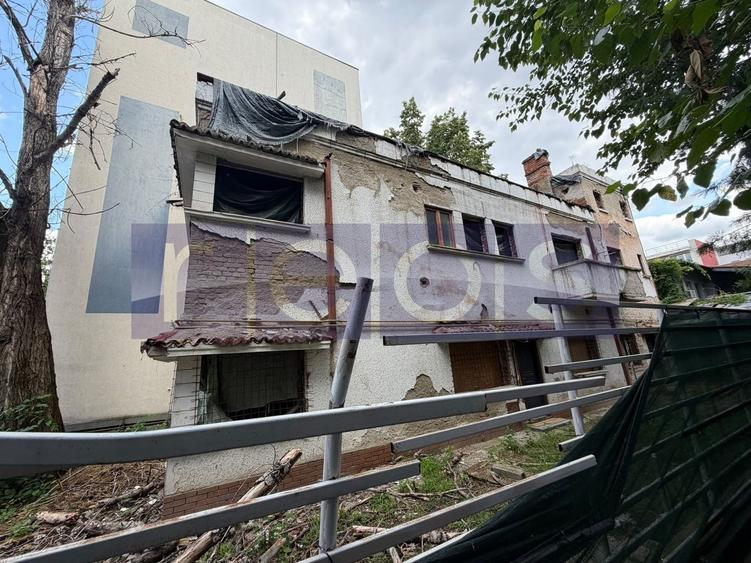 Casă individuală cu 8 camere cu Canalizare în Dorobanți