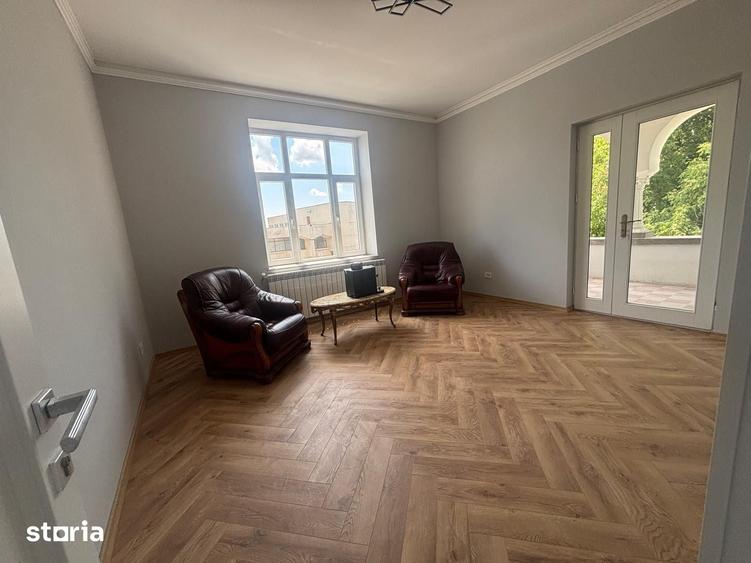 Casă cu 10 camere cu Teren 400 Mp în Copou